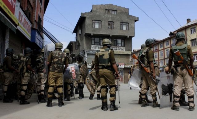कश्मीर के कुलगाम में आतंकी हमले में पुलिसकर्मी सहित दो की मौत, कई अन्य घायल