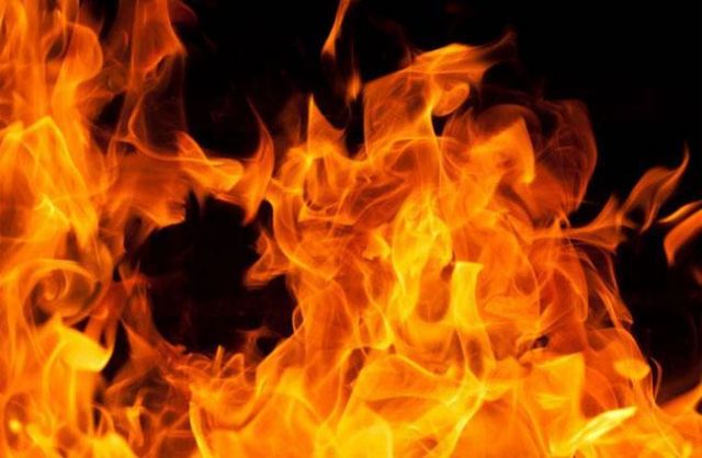 रबर गोदाम में आग लगने से लाखों की क्षति