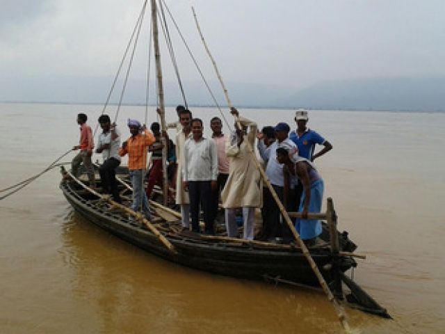उफनती नदी में फंसे 15 ग्रामीणों को बचाया गया