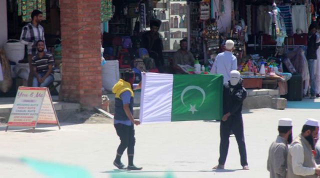 पाक समर्थकों ने की नापाक हरकत, लहराए पाकिस्तान के झंडे