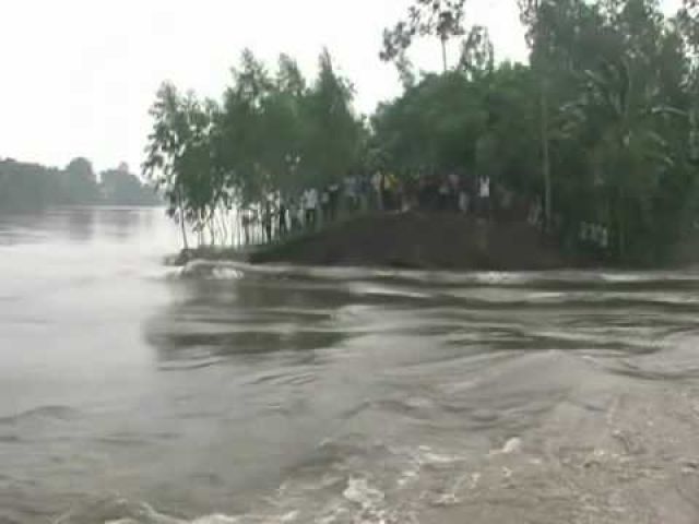 बिहार : गंगा नदी में बाढ़ आने से भोजपुर जिला खतरे के निशान पर
