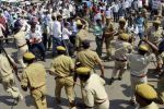UP में पुलिस ने बरसाई, कांग्रेस नेताओं पर लाठियां