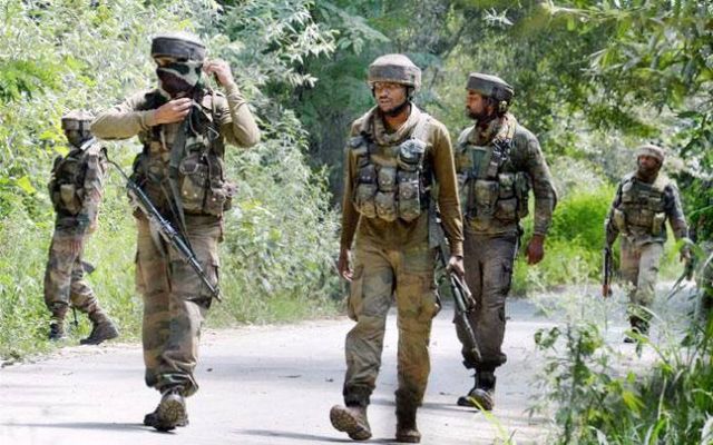 आतंकी हमले में दो सैन्यकर्मी सहित एक पुलिसकर्मी की मौत :कश्मीर