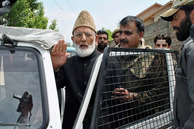 कश्मीर में घंटों चली राजनीतिक नौटंकी