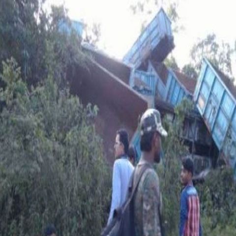 नक्सलियों ने उखाड़ा रेलवे ट्रैक, मालगाड़ी दुर्घटना का शिकार