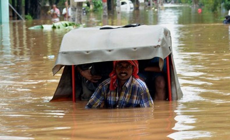 असम में बाढ़ से हालात बेहाल, लाखों प्रभावित