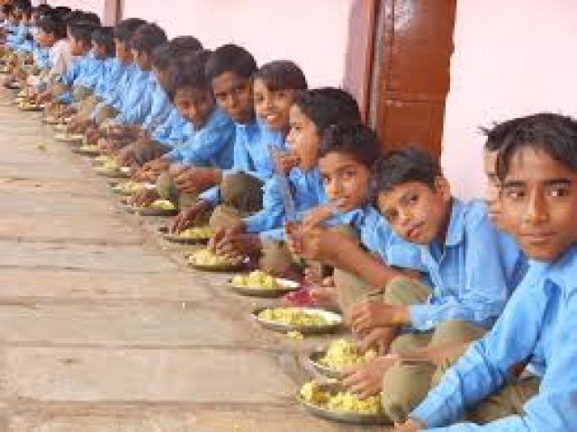 प्राथमिक शाला में  मध्यान्ह भोजन पर जातिगत भेदभाव