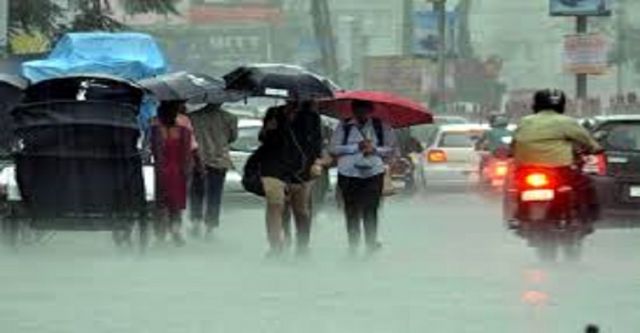 24 घंटे से लगातार हो रही बारिश से झारखंड में लोगों का जनजीवन अस्त-व्यस्त