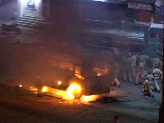 हिंसक हुआ पाटीदारों का आंदोलन, अहमदाबाद हुआ आग के हवाले