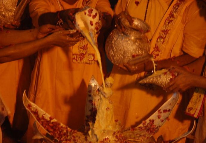 जन्मस्थान पर धूमधाम से मना कृष्ण जन्मोत्सव, चांदी के अष्ट कमल पर किया आसीन