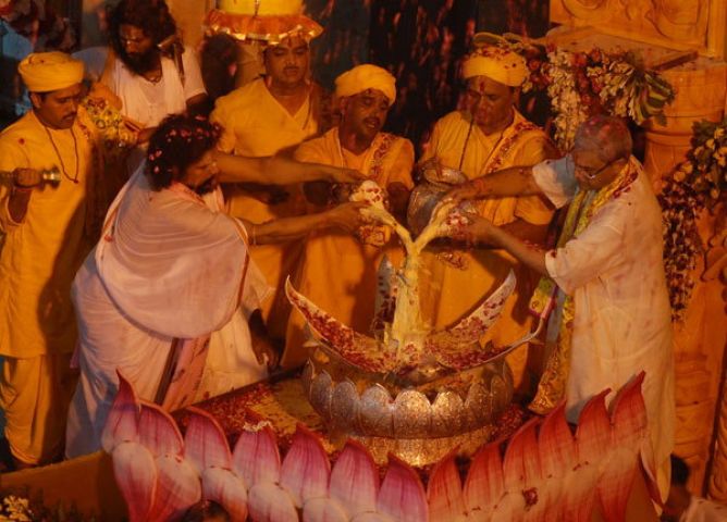 जन्मस्थान पर धूमधाम से मना कृष्ण जन्मोत्सव, चांदी के अष्ट कमल पर किया आसीन