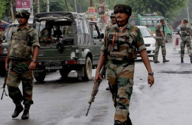 गुजरात में तनाव बरकरार, 3 जगहों पर सेना की तैनाती
