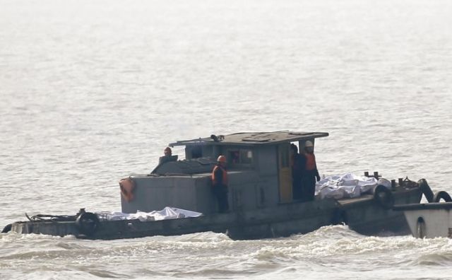 नाव डूबने से 8 लोगों की मौत