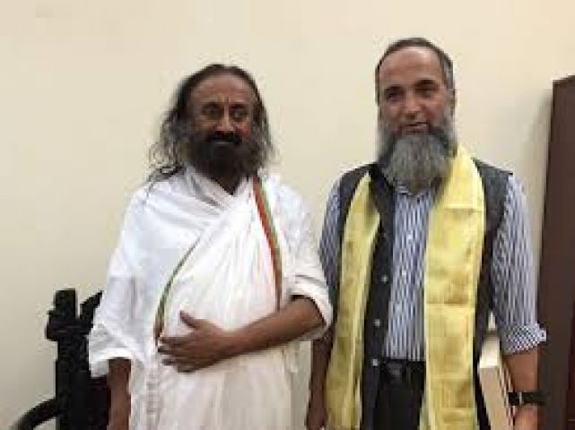 बुरहान के पिता ने की आध्यात्मिक गुरु  श्री श्री रविशंकर से मुलाकात