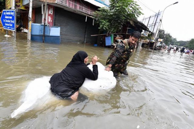 बाढ़ के बाद पटरी पर आ रही जिंदगी, मौसम विभाग की चेतावनी से लोग भयभीत