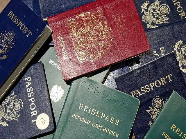 खाड़ी देशो के लिए बनाए जा रहे फर्जी पासपोर्ट जखीरे का भंडाफोड़