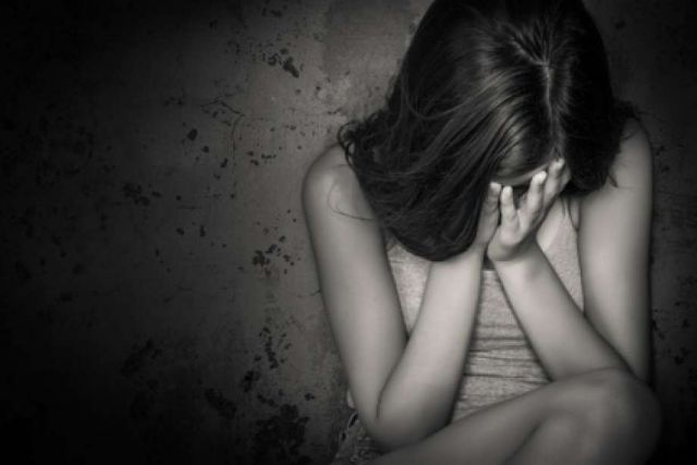 बलात्कार की शिकार महिला ने पुलिस से की आरोपी को पकड़ने की फ़रियाद