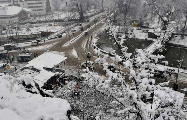 कश्मीर में भारी बर्फबारी, मौसम विभाग ने दी सावधान रहने की चेतावनी