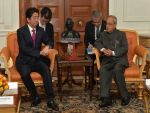 जापान के प्रधानमंत्री शिंजो आबे राष्ट्रपति मुखर्जी से मिले