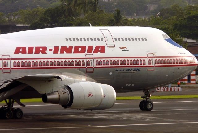 एयर इंडिया की फ्लाईट की हुई इमरजेंसी लैंडिंग