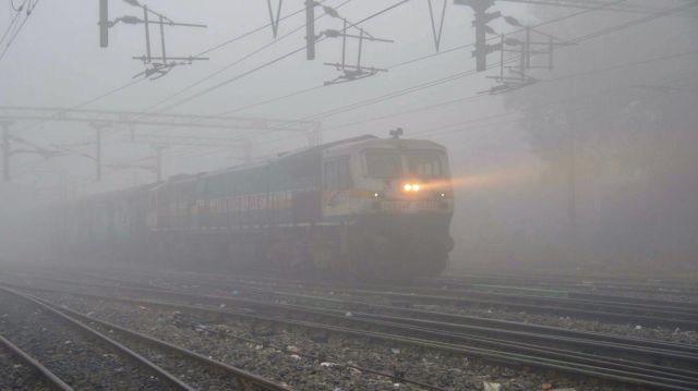 ठिठुरा उत्तर भारत, 42 ट्रेनें हुई लेट
