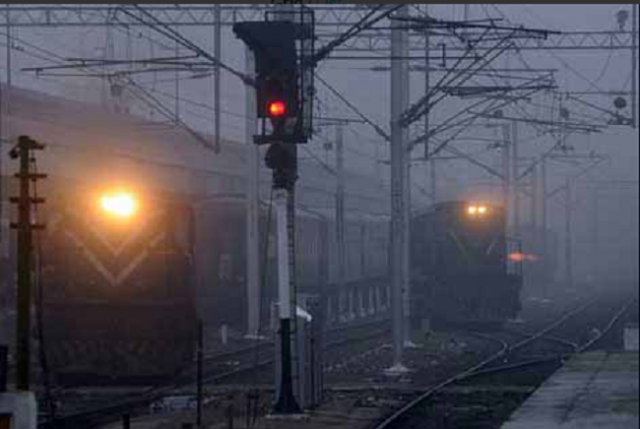 कोहरे के कारण 3 रेलगाड़ियां रद्द, 24 के समय में देरी