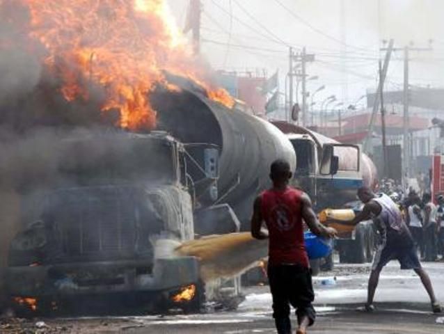नाइजीरिया : क्रिसमस की खुशिया मातम में तब्दील, गैस टैंकर में आग लगने से 100 की मौत