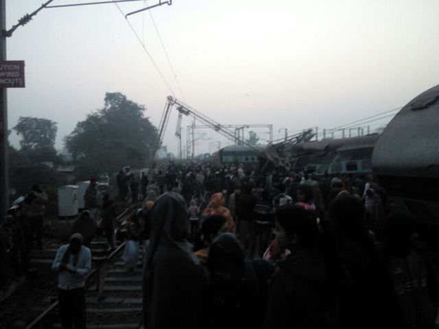 कानपुर के पास हुआ रेल हादसा, 15 डिब्बे पटरी से उतरे