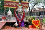 शनि शिंगणापुर विवाद : महिला पुजारी को मंदिर में स्थान देने की मांग