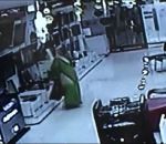 महिला चोरनी साड़ी में छुपाकर ले गई LED टीवी