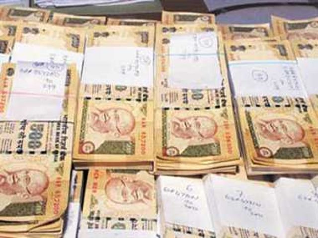 क्रू मेंबर के पास से मिले करोड़ों रुपये के जाली नोट
