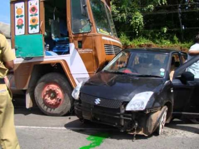 खंडवा-बडौदा NH26 पर वेन को ट्रक ने मारी टक्कर