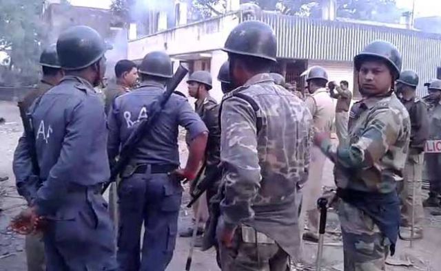 मालदा में भड़की हिंसा की जांच करने जा रही बीजेपी टीम को पुलिस ने रोका, बिगड़ सकते हालत