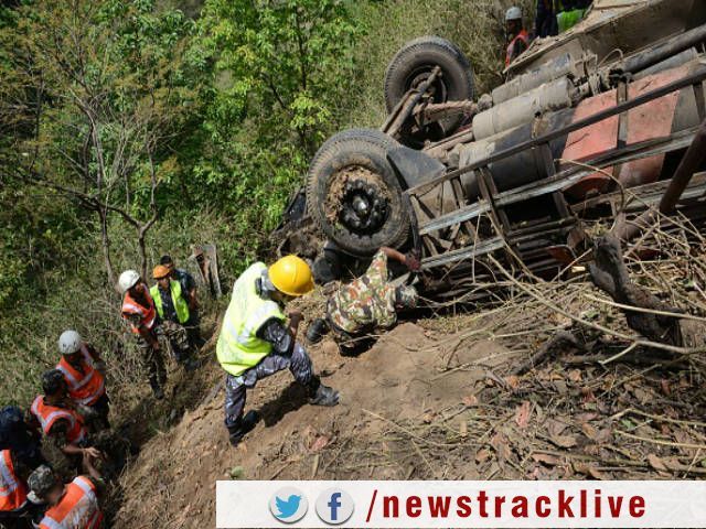 बिहार: यात्री बस के गड्ढे में गिरने से 5 की मौत, 25 घायल