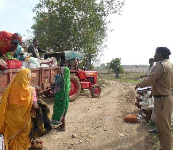 दबंगों के कहर से दलितों ने गाँव छोड़ा,पुलिस मूक बनी देखती रही
