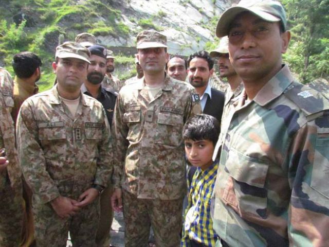 सेना ने 11 वर्षीय पाकिस्तानी लड़के को वापस घर पहुँचाया