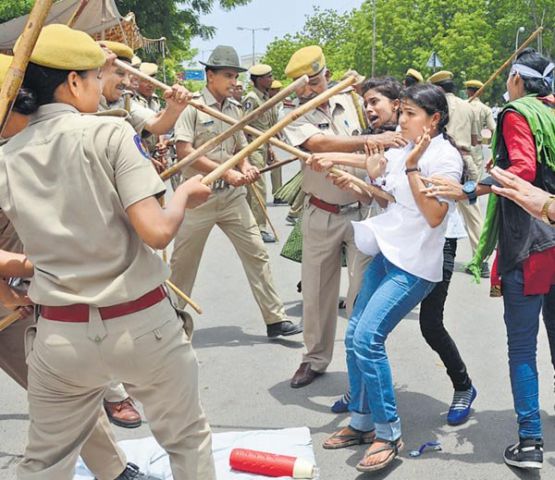 राजस्थान : छात्र छात्राओं पर पुलिस ने भांजी लाठिया