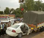 ट्रक में घुसी कार, चार लोगो की हुई मौत