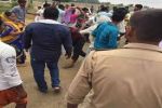 सपा नेता के गुंडों ने ग्रामीणों को दौड़ा-दौड़कर पीटा