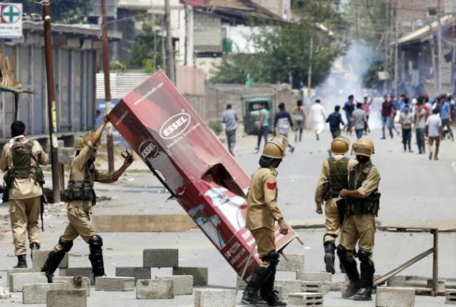 आतंकी बुरहान के मारे जाने के बाद कश्मीर में बवाल, 8 की मौत
