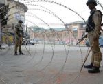 कश्मीर में हटा कर्फ्यू, पत्थरबाजी अब भी जारी