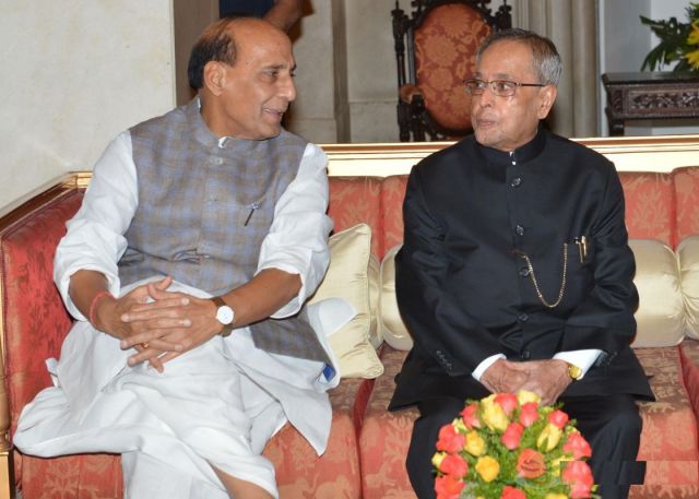 राष्ट्रपति मुखर्जी से मिले गृह मंत्री राजनाथ