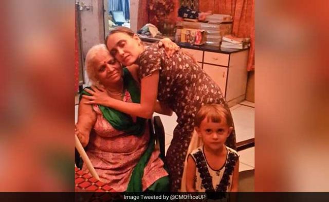 सुषमा स्‍वराज की अपील का असर, घर के बाहर भूख हड़ताल पर बैठी विदेशी महिला की हड़ताल खत्म