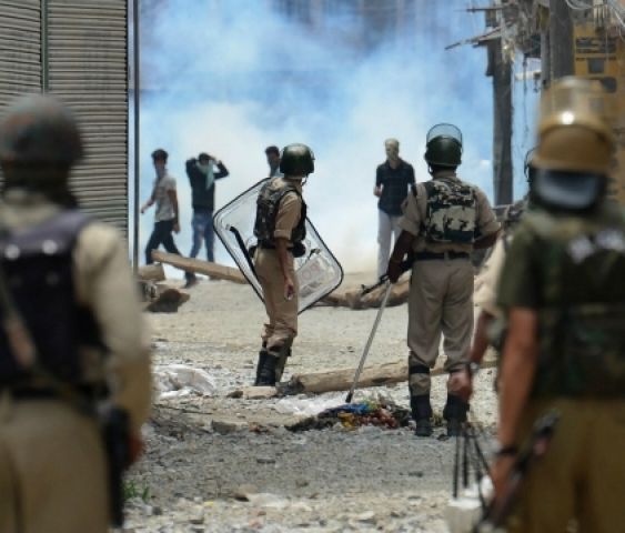 कश्मीर हिंसा में अब तक 34 मरे, कर्फ्यू जारी