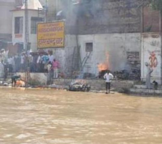 वाराणसी से लेकर इलाहाबाद तक गंगा उफान पर