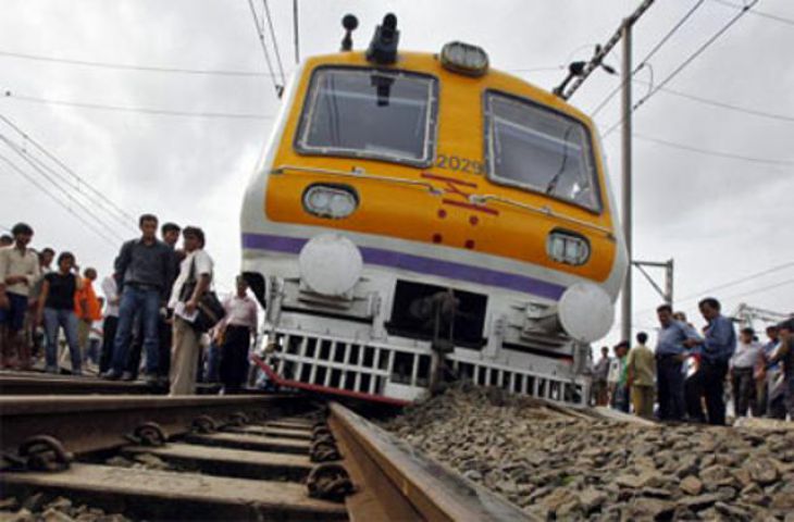 पश्चिम बंगाल में रेलवे कोच पटरी से उतरे