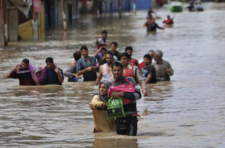 बारिश से उत्तर भारत हुआ जलमग्न
