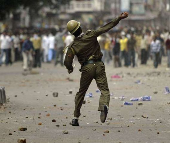 घाटी में 10वें दिन भी हिंसा जारी, भीड़ ने किया PDP नेता पर हमला