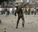 जम्मू में हिंसक प्रदर्शनकारी सेना और पुलिस के हथियारों को भी लूट रहे