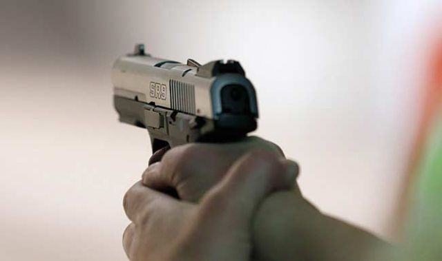 UP पुलिस की शर्मनाक हरकत, गाड़ी नहीं रोकने पर मार दी गोली